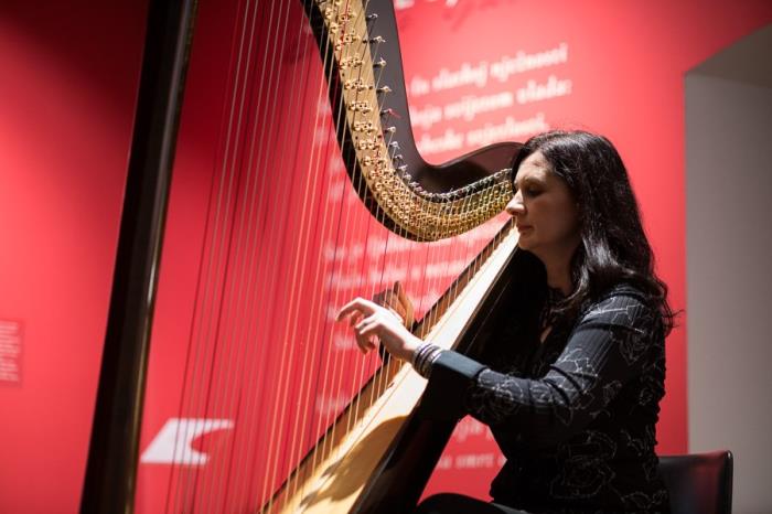 Glazbeni stand up „Me, Myself&Harp – Christmas edition“ oduševio posjetitelje Kuće Petra Preradovića